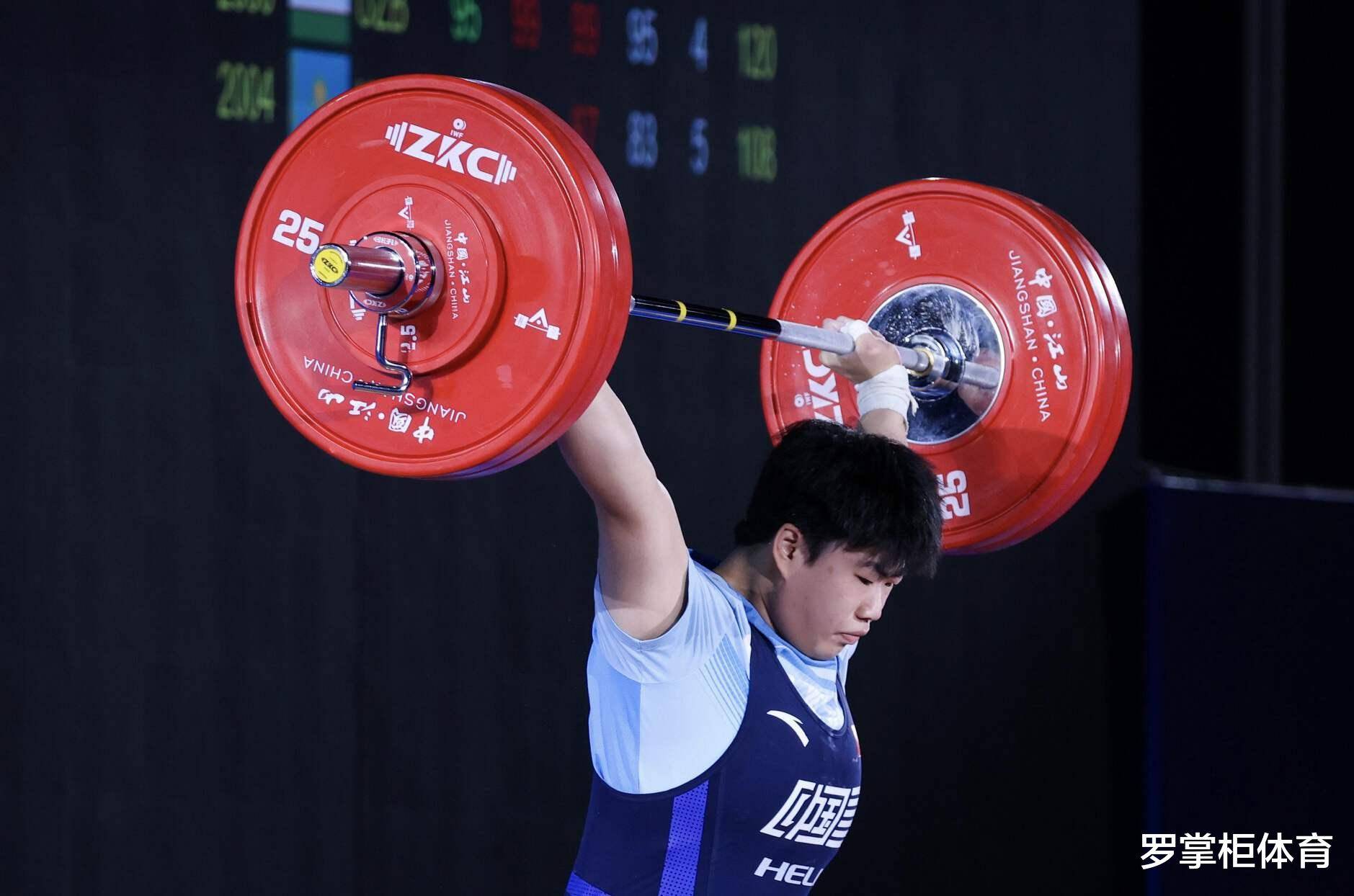 举重运动员赢得银牌，力量超群