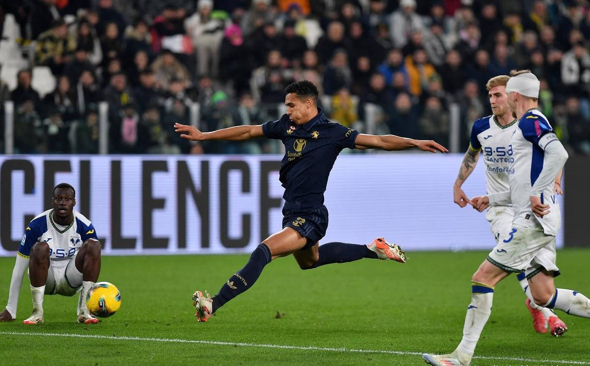 爱游戏官网-尤文图斯前锋射手火力全开，联赛领跑