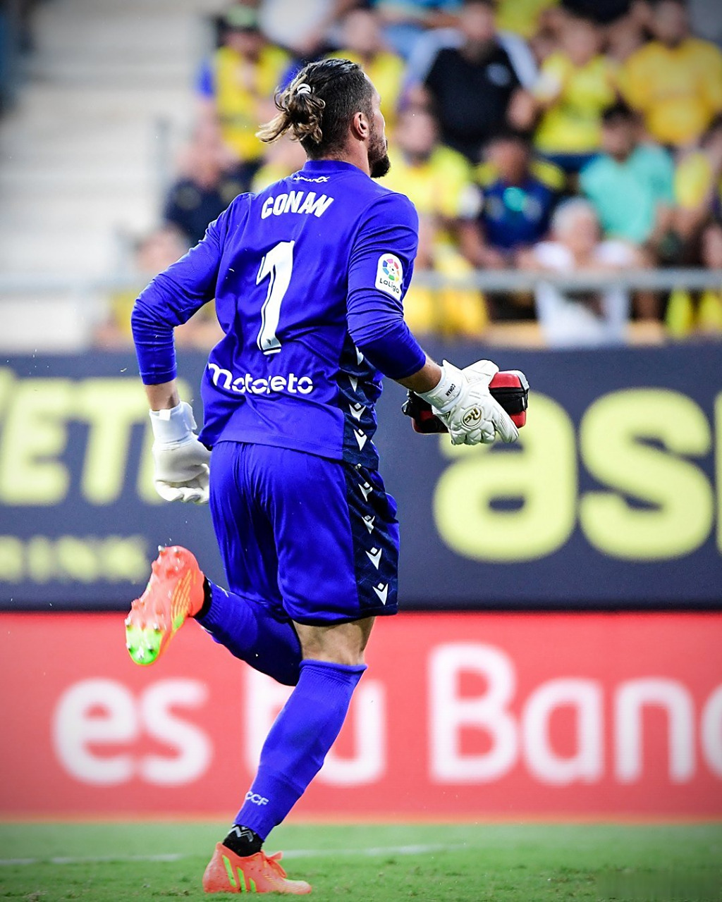 瓦伦西亚后卫送礼，助攻打破僵局