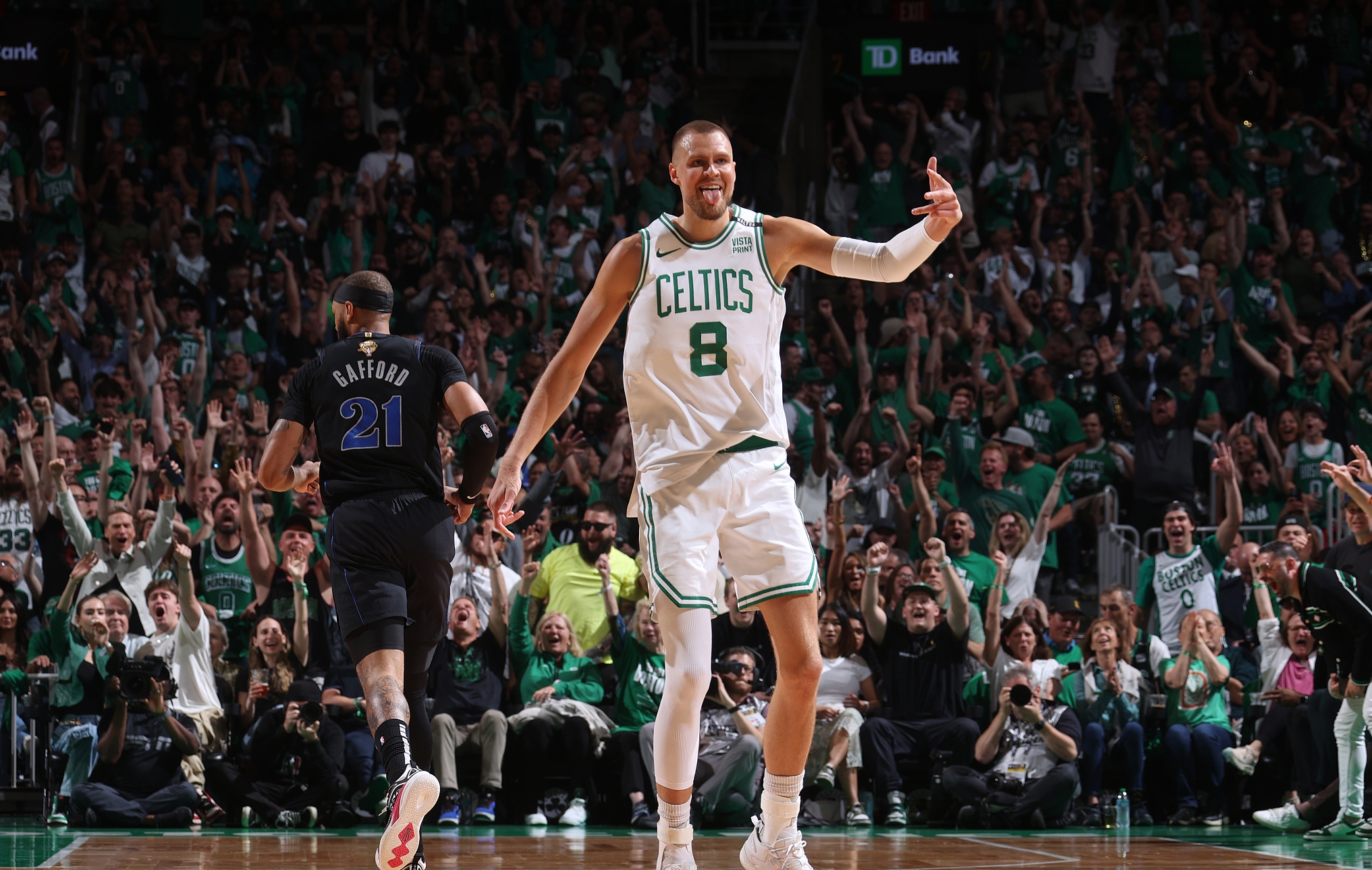 爱游戏官方登录入口-尼克斯中锋波尔津吉斯：球队需要更好的战斗精神的简单介绍