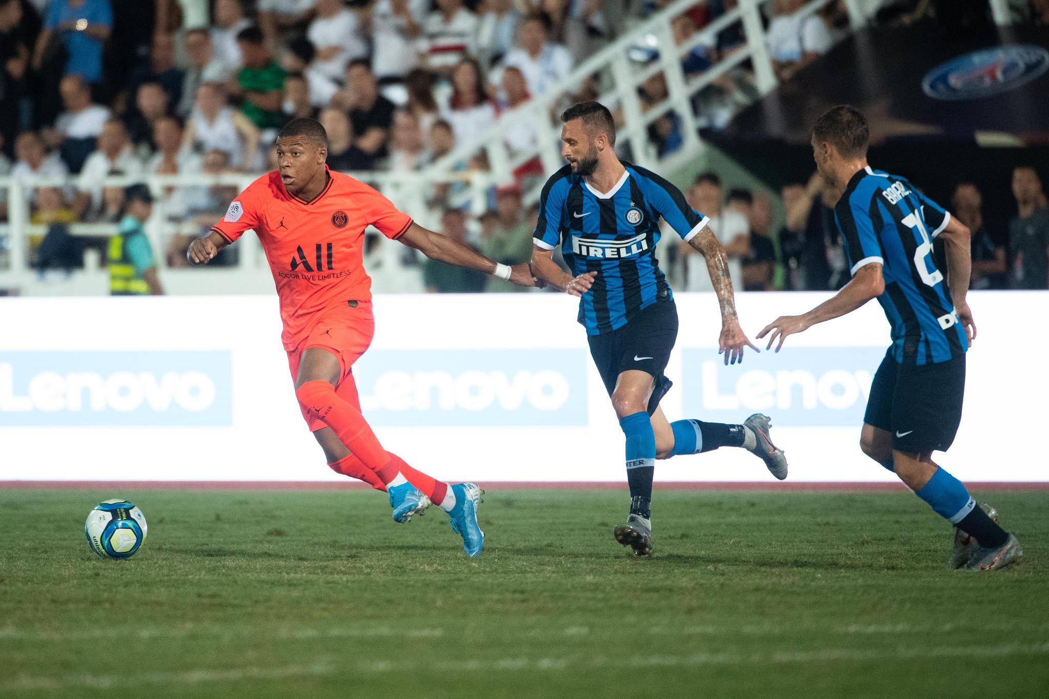 精彩对决！欧预赛球员争夺胜利，令人惊叹