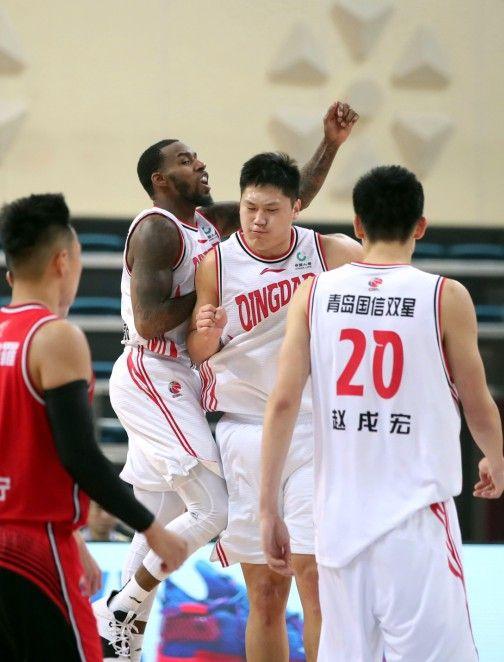 关于青岛队在主场对阵黑龙江队，取得坚定胜利的信息