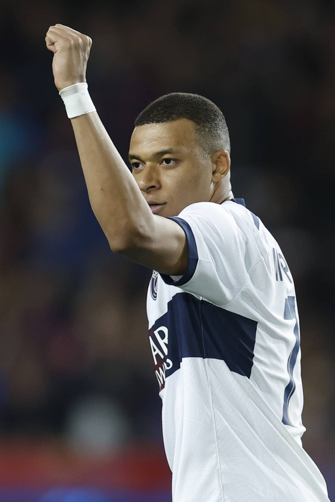 关于巴黎圣日尔曼三球完胜对手，晋级半决赛的信息