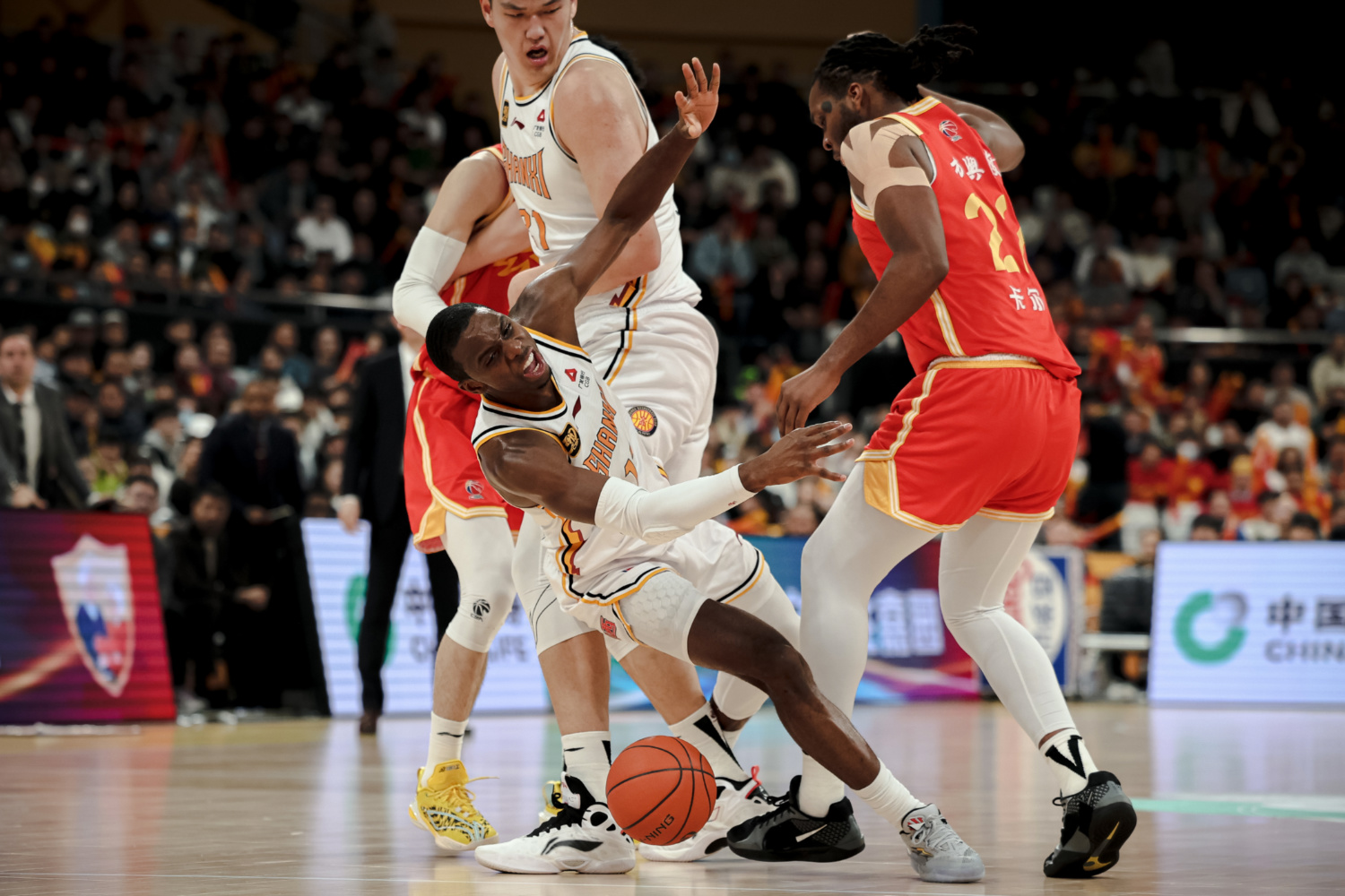 劲敌对抗！两支球队在赛场上争夺胜利的简单介绍