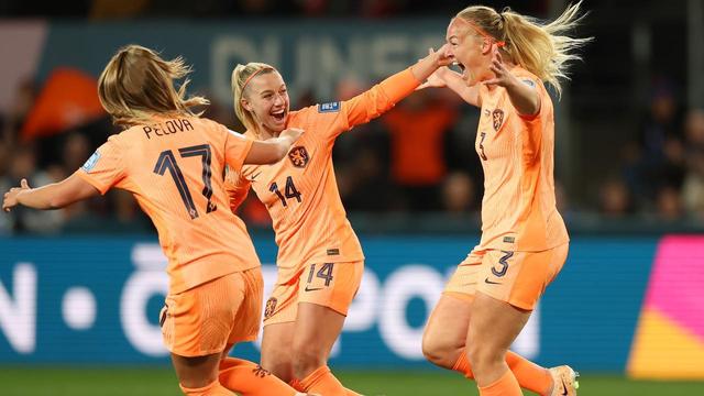 包含荷兰一球惊险获胜，时隔年再次杀入世界杯的词条