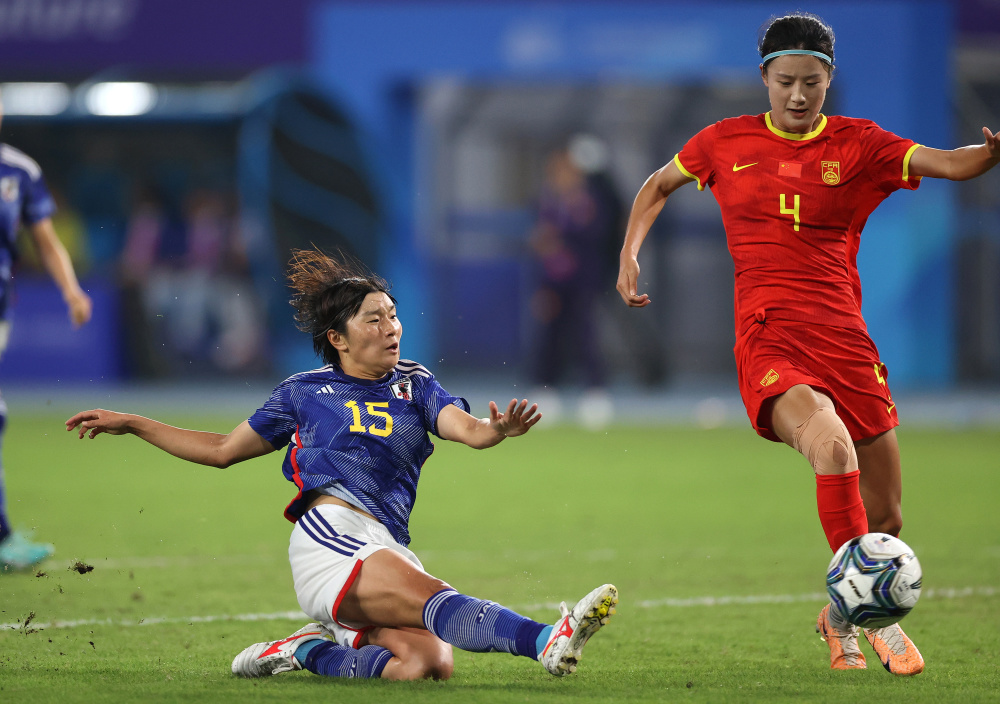 爱游戏-安哥拉女子足球运动员备战比赛