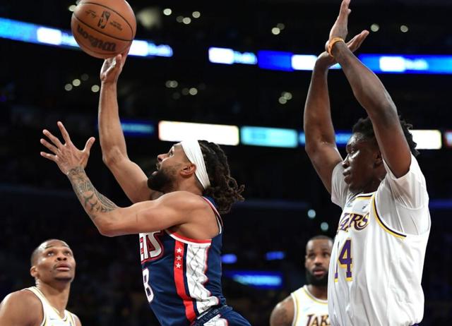 爱游戏官网-绿军客场惊险逆转，终结篮网连胜